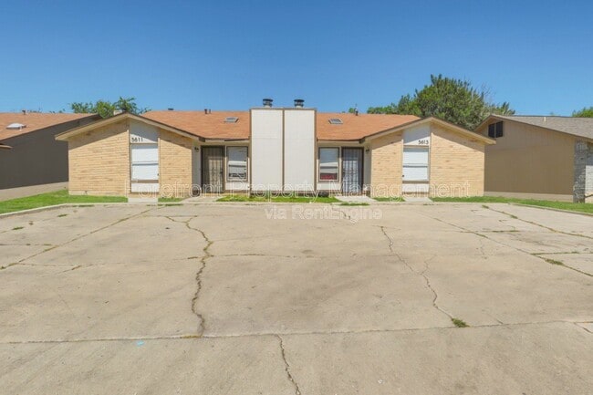 5613 Lochmoor in San Antonio, TX - Building Photo - Building Photo