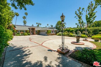 8760 White Oak Ave in Los Angeles, CA - Building Photo - Building Photo