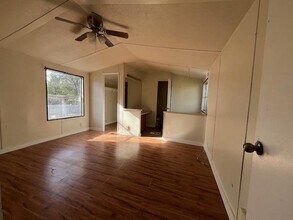 128 Shadow Oaks Ln in Bastrop, TX - Foto de edificio - Building Photo