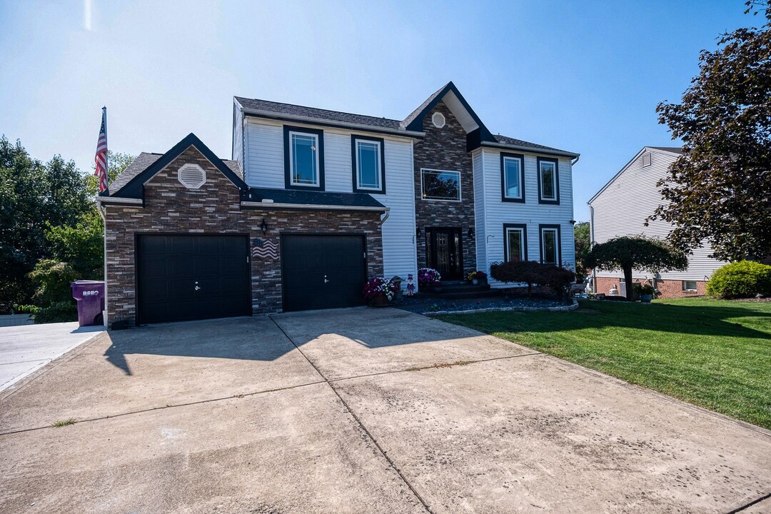 833 Emerald Dr in New Kensington, PA - Building Photo