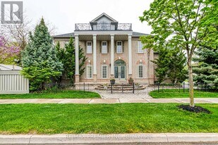 1 Johnswood Crescent in Vaughan, ON - Building Photo