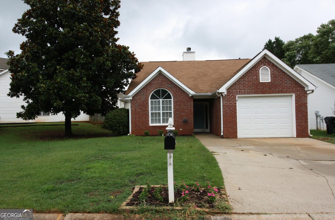 110 Greentree Dr in Newnan, GA - Building Photo