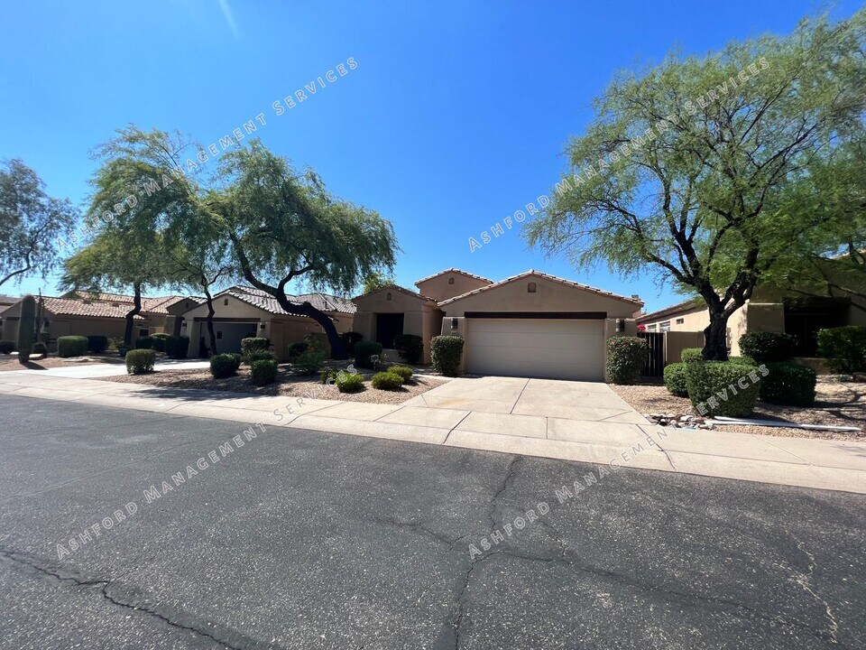 8214 E Sierra Pinta Dr in Scottsdale, AZ - Foto de edificio