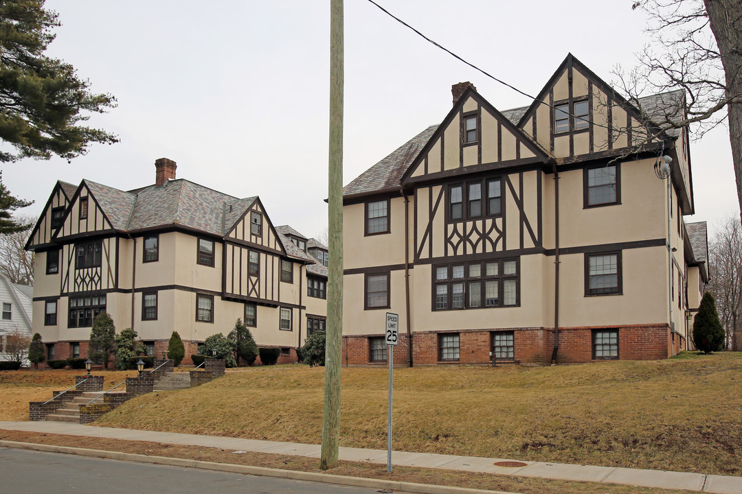 130 Bradley Ave in Meriden, CT - Foto de edificio