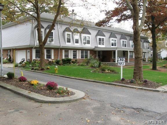 211 Town House Village in Islandia, NY - Building Photo - Building Photo
