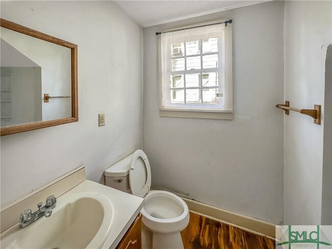 909 Harmon St, Unit Spacious 4 Bed | 2 Bath H in Savannah, GA - Foto de edificio - Building Photo