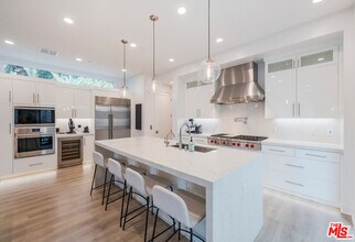 12962 Discovery Crk in Los Angeles, CA - Building Photo - Building Photo