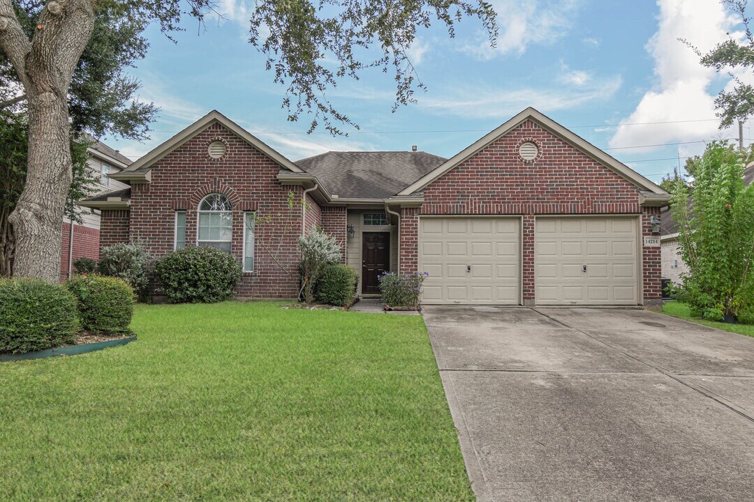 14214 Silver Glade Ln in Sugar Land, TX - Building Photo