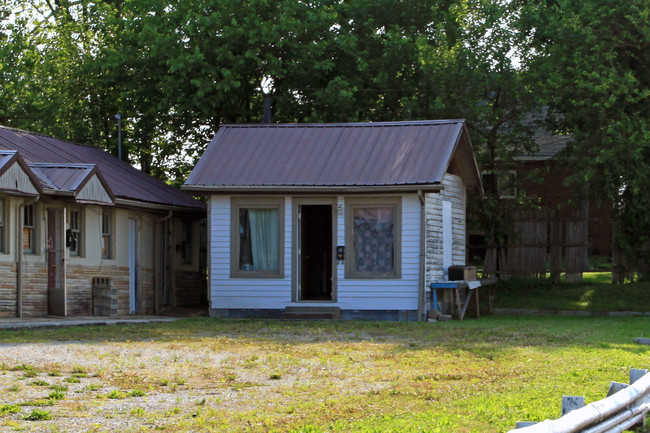 61 N Gardner St in Scottsburg, IN - Foto de edificio - Building Photo