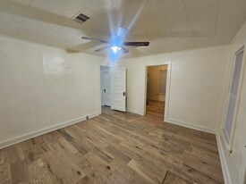 321 W Elm St in Walnut Ridge, AR - Building Photo