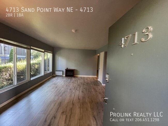 4713 Sand Point Way NE in Seattle, WA - Building Photo - Building Photo