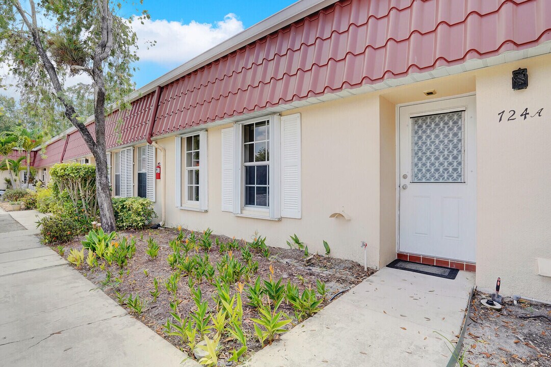 724 Nantucket Cir in Greenacres, FL - Building Photo