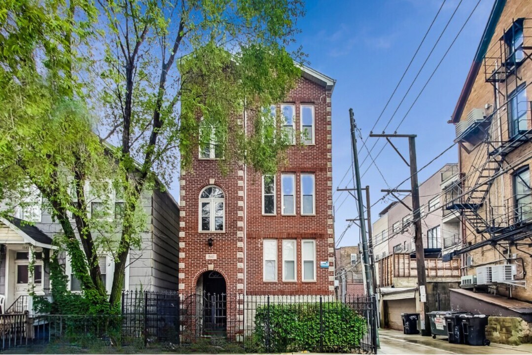 1547 W Augusta Blvd in Chicago, IL - Building Photo