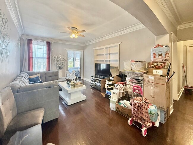 2057 W Touhy Ave in Chicago, IL - Building Photo - Building Photo
