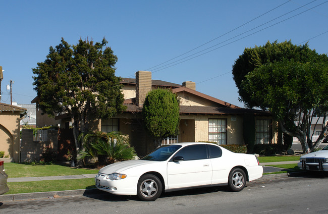 4471 Green Ave in Los Alamitos, CA - Foto de edificio - Building Photo