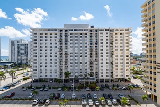 Plaza Towers South in Hallandale Beach, FL - Building Photo - Building Photo