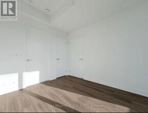 1 Fairview Rd E in Mississauga, ON - Building Photo - Building Photo