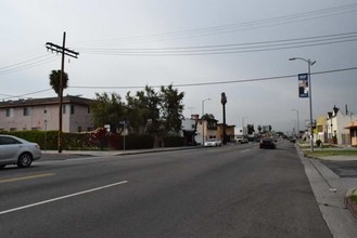 7804 S Western Ave in Los Angeles, CA - Foto de edificio - Building Photo