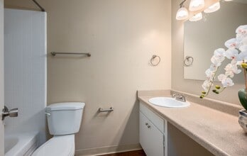 River's Edge Apartments in Carmichael, CA - Foto de edificio - Building Photo