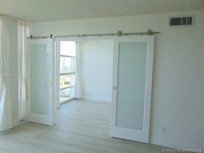 701 Three Islands Boulevard-Unit -40B in Hallandale Beach, FL - Foto de edificio - Building Photo