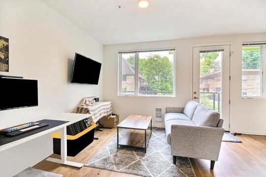 121 12th Ave E, Unit 307 in Seattle, WA - Foto de edificio - Building Photo