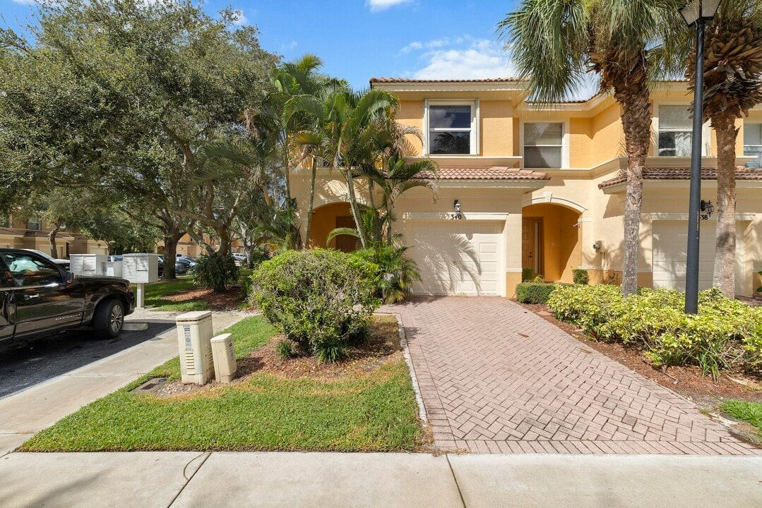 340 River Bluff Ln in Royal Palm Beach, FL - Building Photo