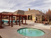 Swimming Pool and Spa - Legacy Heights Apartamentos in Denver, Colorado