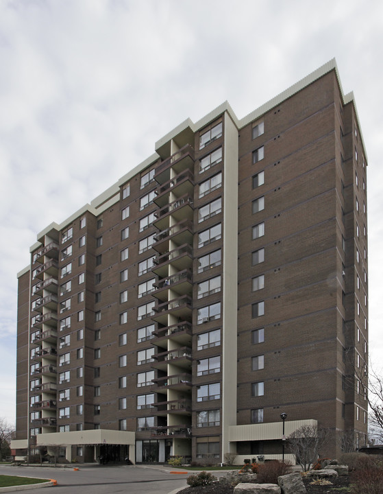 Willow Walk in Mississauga, ON - Building Photo