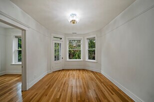 2325 W Rice St in Chicago, IL - Building Photo