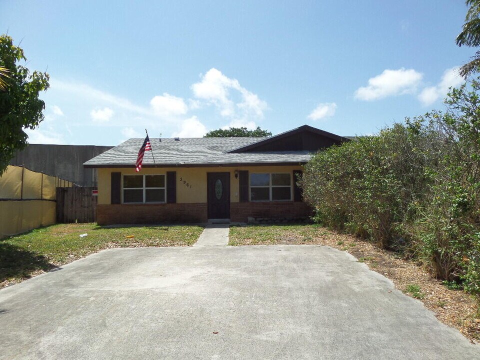3961 Loni St in West Palm Beach, FL - Building Photo