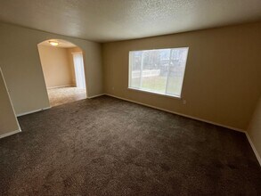 1912 NW Larch Spur Ct in Redmond, OR - Building Photo - Building Photo