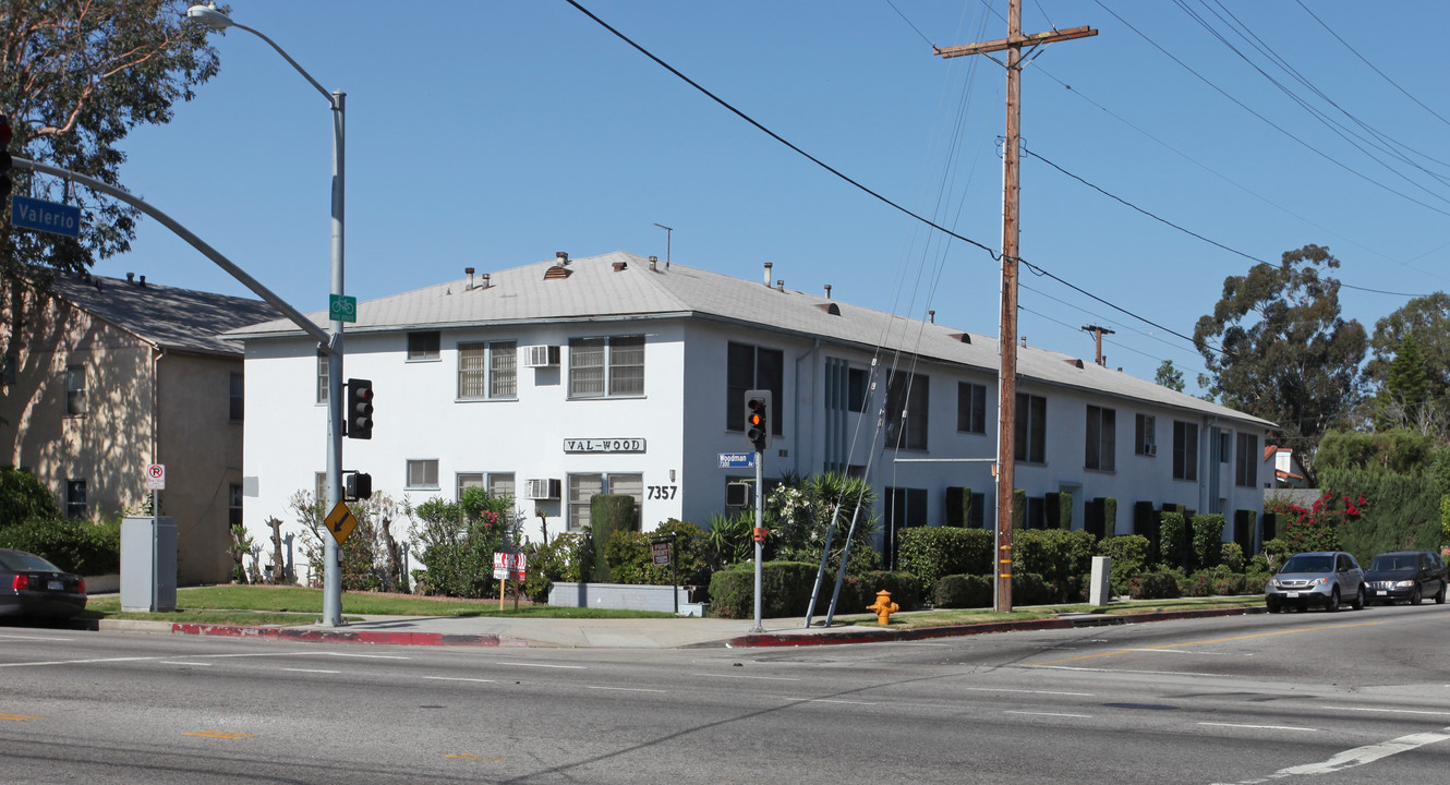 7357 Woodman Ave in Van Nuys, CA - Building Photo