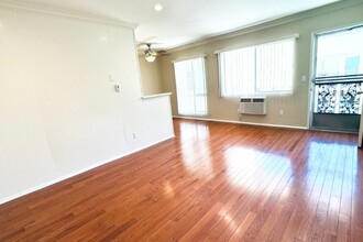 2714 W Clark Ave in Burbank, CA - Foto de edificio - Building Photo