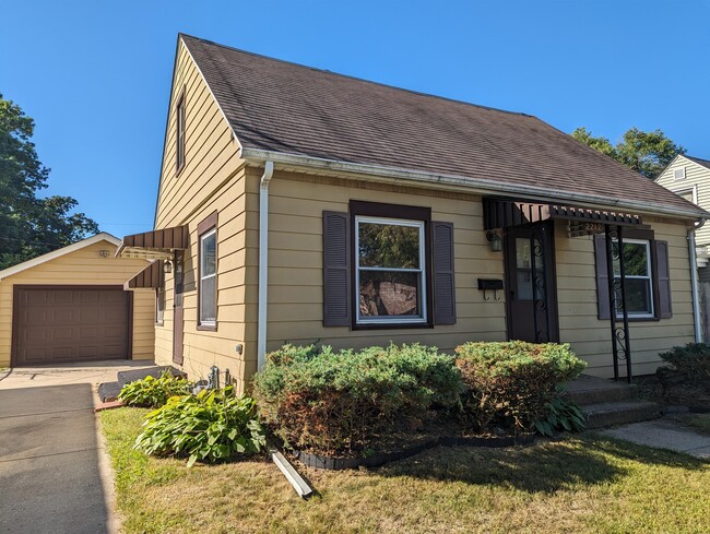 2212 Lawndale Ave in Rockford, IL - Building Photo - Building Photo