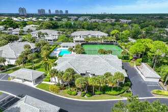4251 Lake Forest Dr in Bonita Springs, FL - Foto de edificio - Building Photo