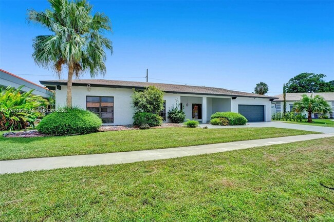 16610 Royal Poinciana Dr in Weston, FL - Building Photo - Building Photo