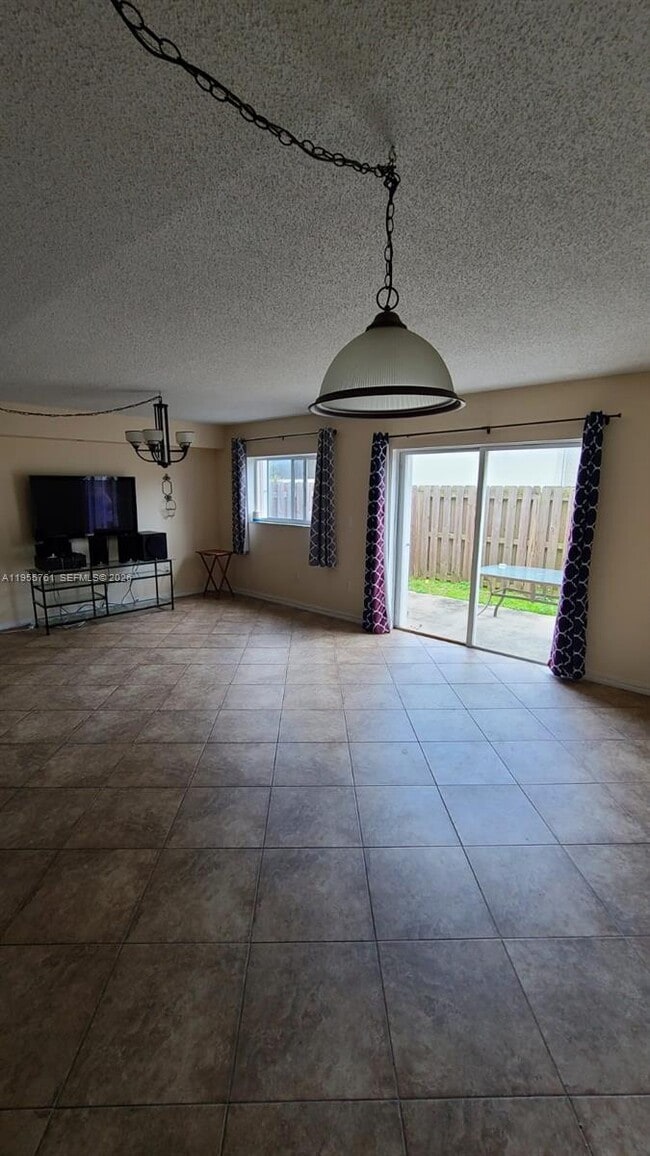 20814 San Simeon Way in Miami, FL - Building Photo - Building Photo