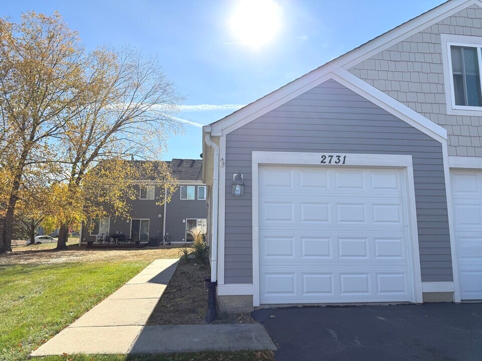 2731 Wilshire Ct in Aurora, IL - Building Photo