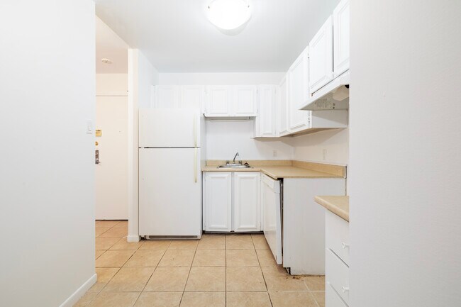 Place Des Vosges in Cote-St-Luc, QC - Building Photo - Interior Photo