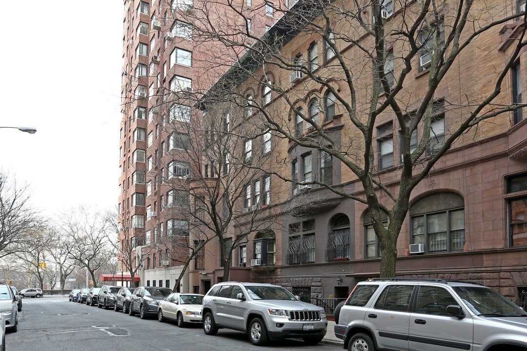 323 W 82nd St in New York, NY - Building Photo