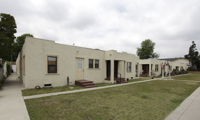 Hacienda Court in Anaheim, CA - Foto de edificio - Building Photo