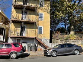 22 Oak St in Naugatuck, CT - Building Photo