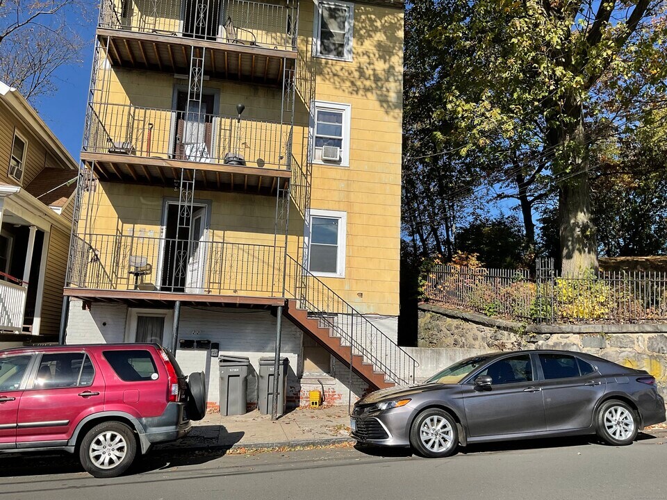 22 Oak St in Naugatuck, CT - Building Photo