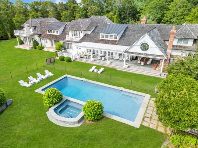 property at 1 Green Hollow Rd