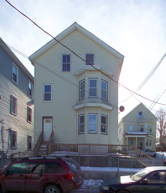 93-101 Tecumseh St in Fall River, MA - Foto de edificio - Building Photo