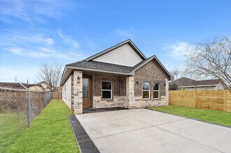 7926 Tate St in Houston, TX - Foto de edificio - Building Photo