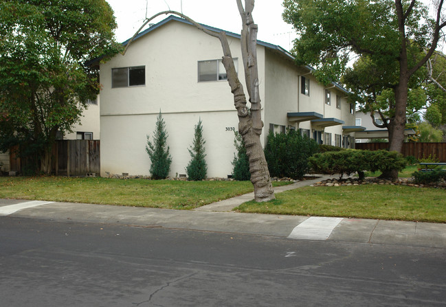 Plum Tree Apartments in Palo Alto, CA - Foto de edificio - Building Photo