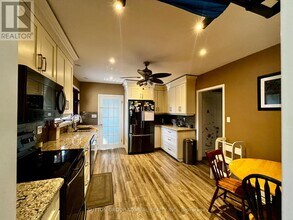 7468 Wanless St in Niagara Falls, ON - Building Photo - Building Photo