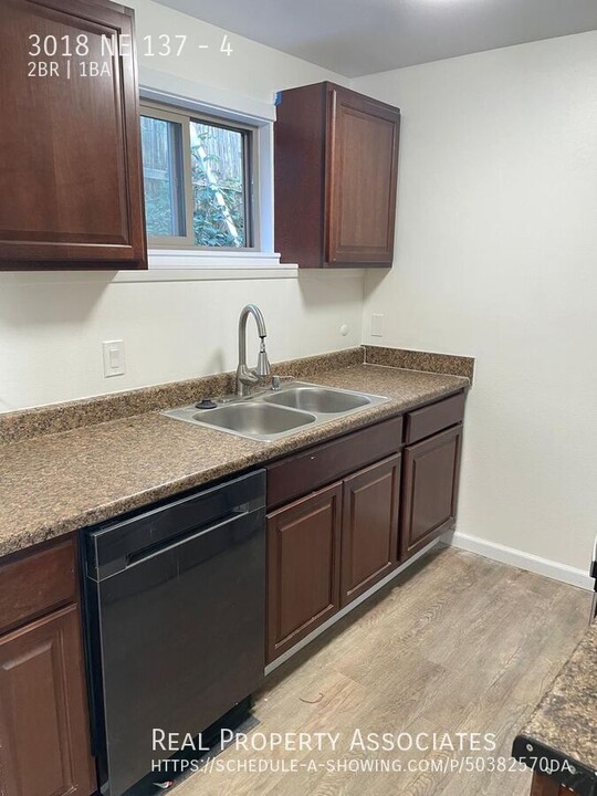 3018 NE 137th St in Seattle, WA - Building Photo