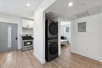 1297 W 36th St- Housing near USC in Los Angeles, CA - Building Photo - Interior Photo